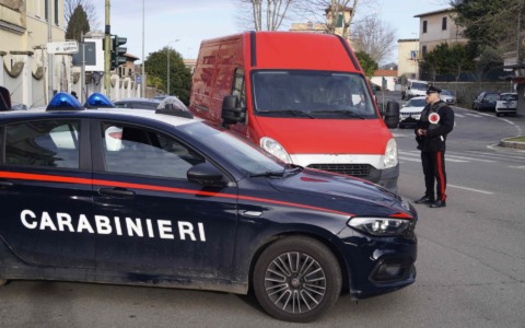 Controllo a Cremona, rifiuta l’alcoltest e minaccia i militari