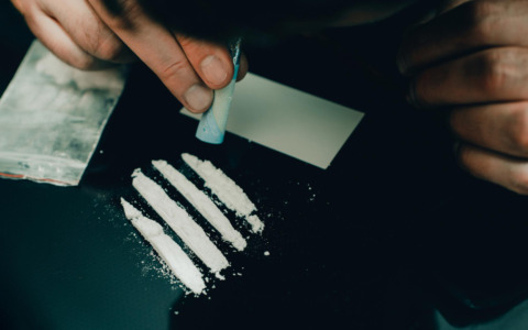 Droga e pistola sotto il parquet: due arresti a Cremona