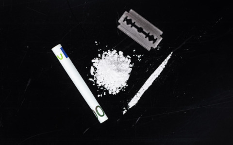 Denunciato per spaccio un 20enne: sequestrati hashish e contanti