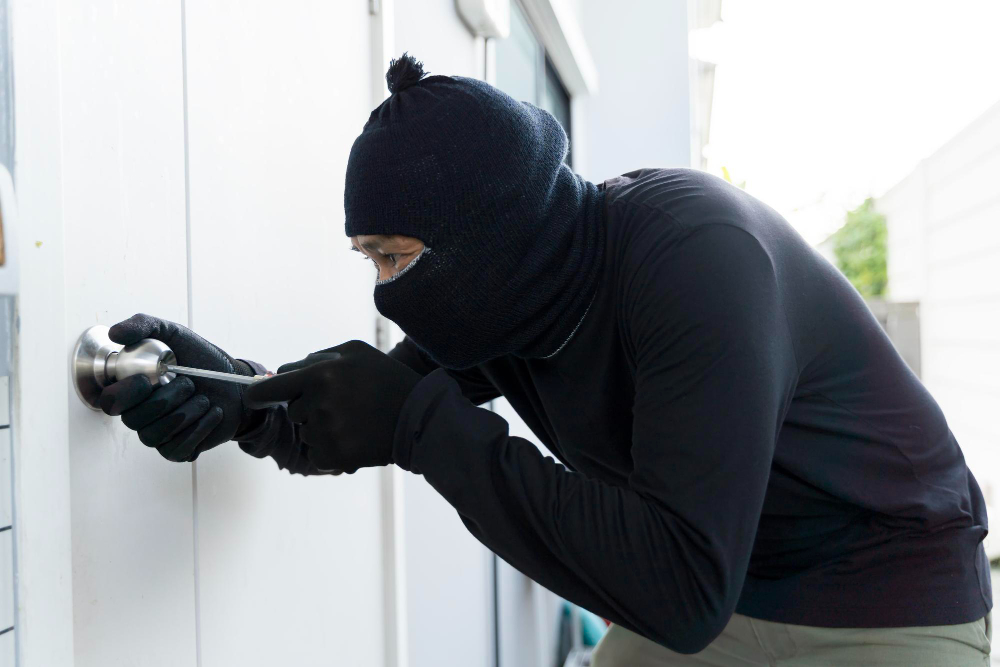Arrestato 29enne per tentato furto e danneggiamento in questura
