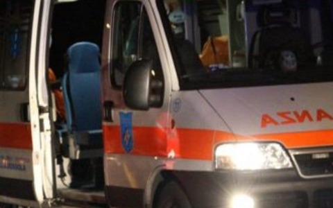 Scontro con un autoarticolato, grave una 23enne