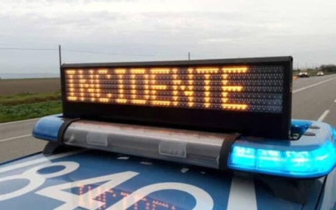 Un palo cade su un’auto in via Palio dell’Oca, uomo illeso