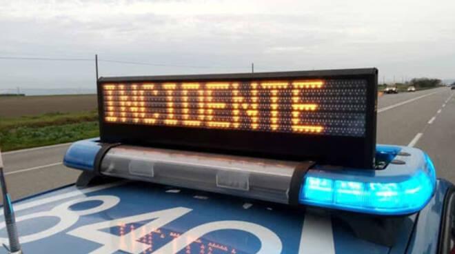 Un palo cade su un’auto in via Palio dell’Oca, uomo illeso