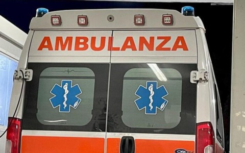 Malore e caduta nel canale, 78enne salvato da un ciclista