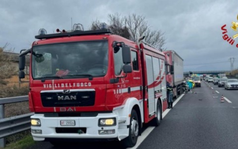 Due roghi nella notte, distrutti un cestino e un’auto