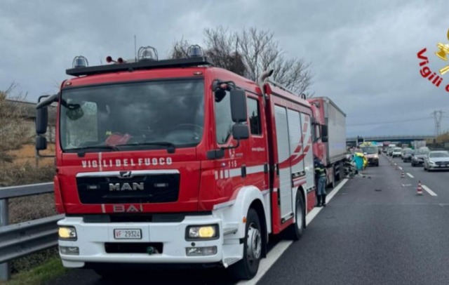 Due roghi nella notte, distrutti un cestino e un’auto