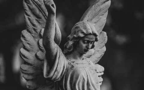 Nuove panchine all’ingresso secondario del cimitero di Cremona